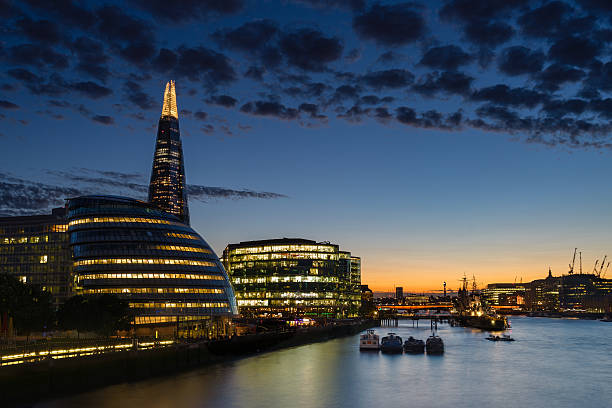 sonnenuntergang über der londoner skyline und der themse - 123rf stock-fotos und bilder