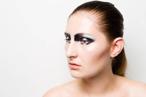 Chica Con Maquillaje De Ojos Ahumados Oscuros Fuertes Foto de stock y más banco de imágenes de Adolescente - iStock Chica Con Maquillaje De Ojos Ahumados Oscuros Fuertes Foto de stock y más banco de imágenes de Adolescente - iStock
