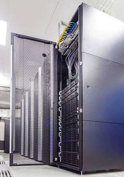 rackserver matériel avec une porte ouverte dans le centre de données - data network server center fiber optic photos et images de collection