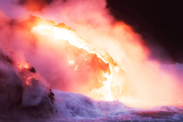 molten lava flowing into the pacific ocean - pelé 個照片及圖片檔