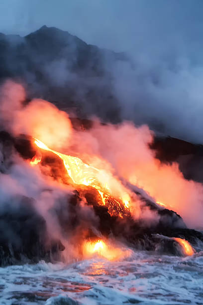 molten lava flowing into the pacific ocean - pelé 個照片及圖片檔