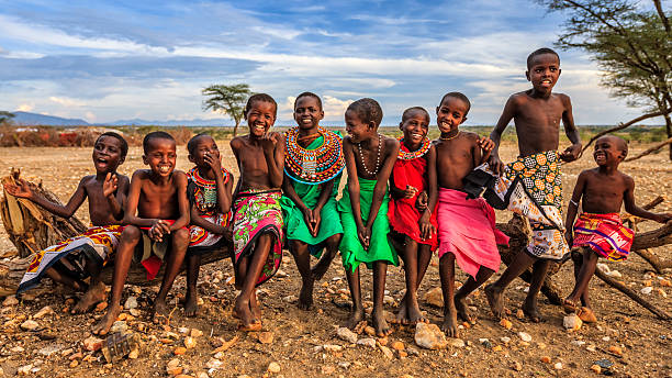 grupo de niños africanos felices de la tribu samburu, kenia, áfrica - africa child village smiling fotografías e imágenes de stock