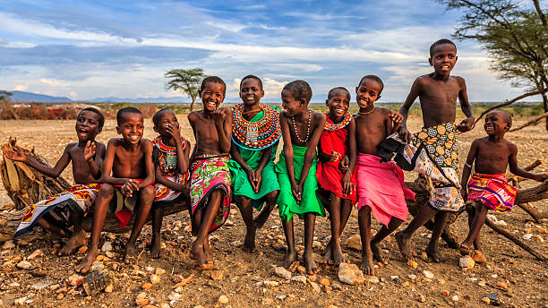 サンブル族、ケニア、アフリカからの幸せなアフリカの子供たちのグループ - africa child village smiling ストックフォトと画像