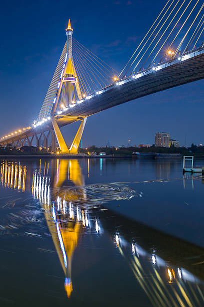 vórtice de agua bajo puente colgante - photography suspension bridge water night fotografías e imágenes de stock