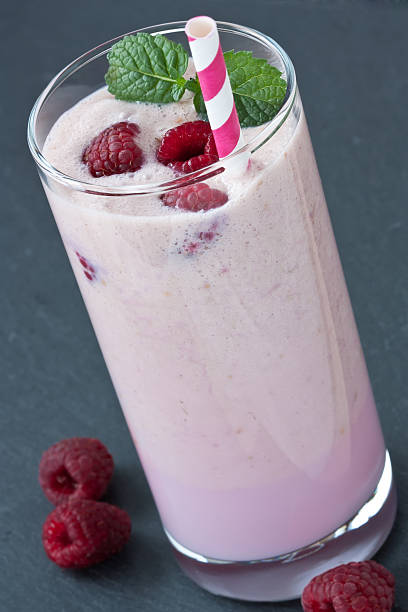 batido de frambuesa fresca de vidrio - ice cream raspberry ice cream fruit mint fotografías e imágenes de stock