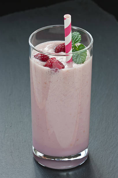 batido de frambuesa fresca de vidrio - ice cream raspberry ice cream fruit mint fotografías e imágenes de stock