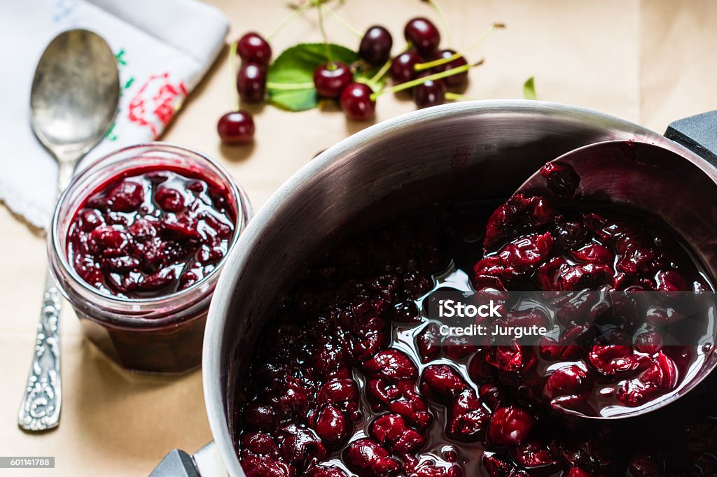 Confiture de cerises maison cuite dans le bol - Photo de Confiture libre de droits