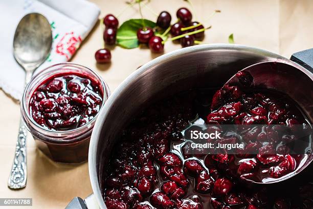 Photo libre de droit de Confiture De Cerises Maison Cuite Dans Le Bol banque d'images et plus d'images libres de droit de Confiture - Confiture, Cerise, Cuisiner