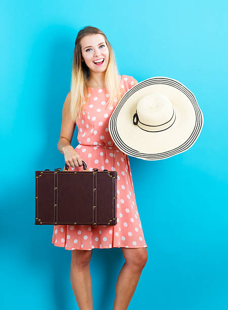 행복한 젊은 여행 여자 - polka dot suitcase retro revival women 뉴스 사진 이미지