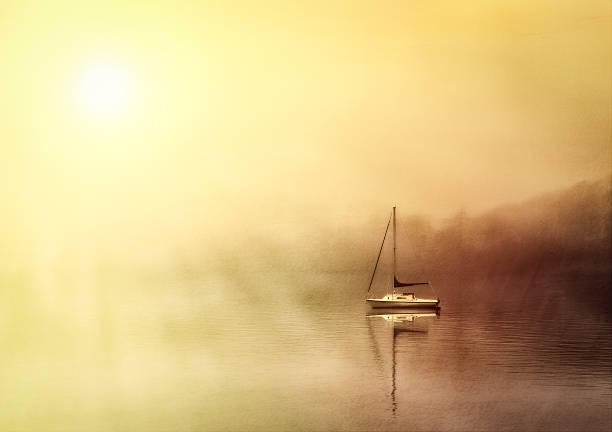 foggy łodzi na jezioro windermere  - windermere district zdjęcia i obrazy z banku zdjęć