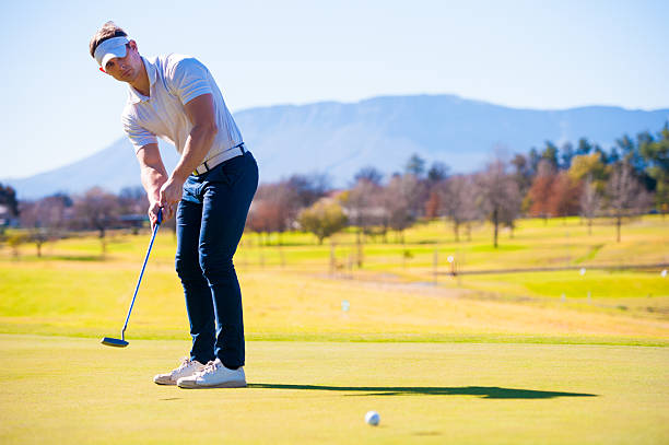 widok golfisty planujący jego strzał w szpilkę – zdjęcie