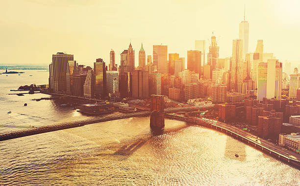 puente de brooklyn sobre el east river en nueva york - lower manhattan skyline new york city city fotografías e imágenes de stock