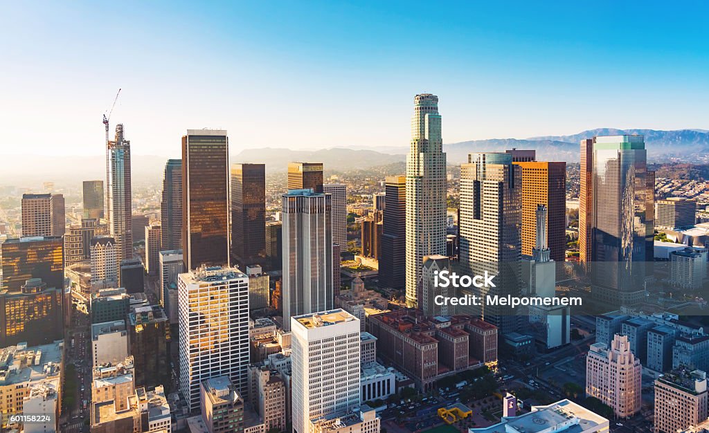 Vista aérea de un centro de Los Ángeles al atardecer - Foto de stock de Los Ángeles libre de derechos