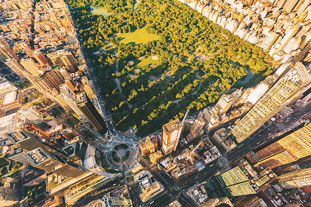 вид с воздуха на коламбус-серкл и центральный парк в - columbus circle стоковые фото и изображения