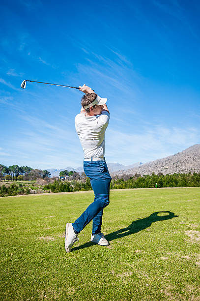 golfista jogando um tiro no fairway - foto de acervo