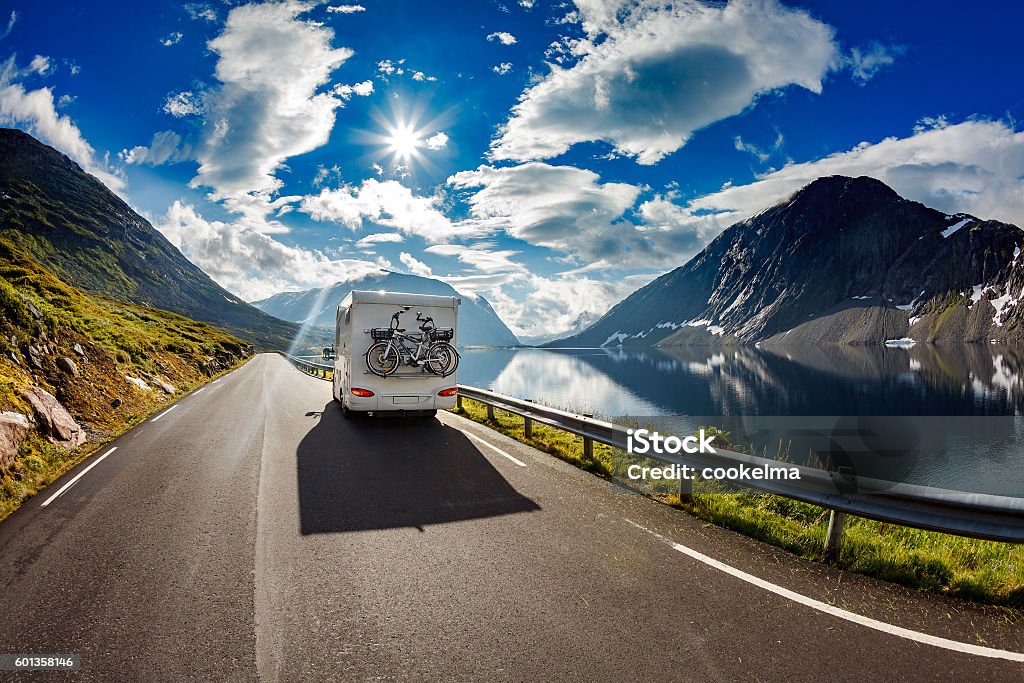 Caravana carro, viajando na highway. - Foto de stock de Trailer royalty-free