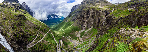 troll's path trollstigen o trollstigveien tortuosa strada di montagna - highway road street twisted foto e immagini stock