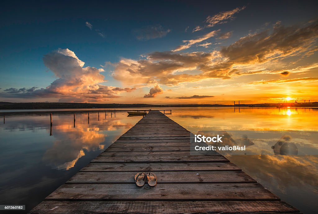Pequeña muelle y barco en el lago - Foto de stock de Puesta de sol libre de derechos