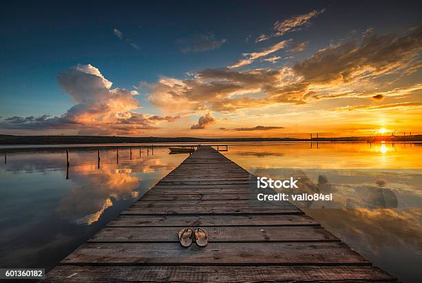 Pequeña Muelle Y Barco En El Lago Foto de stock y más banco de imágenes de Puesta de sol - Puesta de sol, Embarcadero, Lago