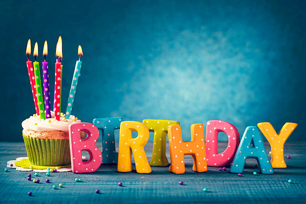 cupcake con velas de cumpleaños - ribbon nobody cupcake celebration fotografías e imágenes de stock