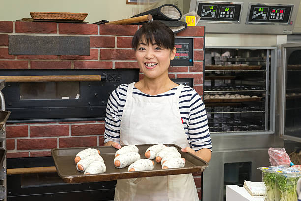 パン屋で働く日本の女性パン屋 - パン職人　日本 ストックフォトと画像