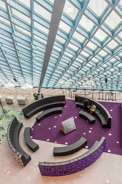 публичная центральная библиотека в сиэтле с современной стеклянной архитектурой - koolhaas стоковые фото и изображения