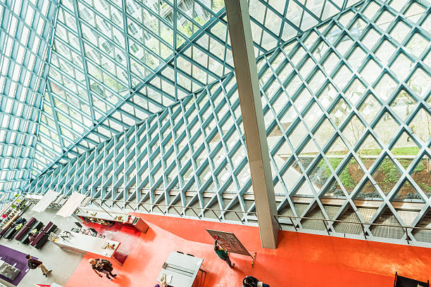 публичная центральная библиотека в сиэтле с современной стеклянной архитектурой - koolhaas стоковые фото и изображения