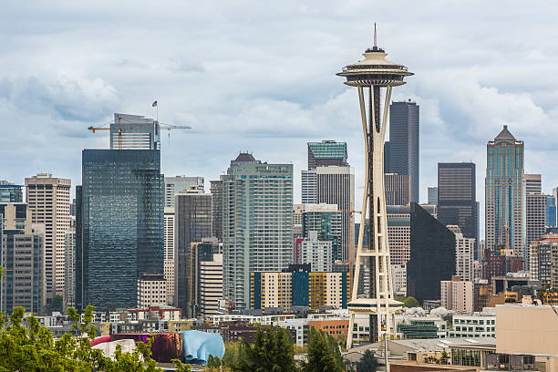 horizon et paysage urbain de seattle - seattle skyline mt rainier space needle photos et images de collection