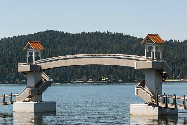 la plus longue promenade flottante du monde avec pont à coeur d’alene, idaho - dalene photos et images de collection