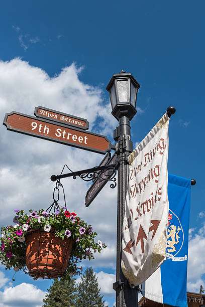 cartello stradale a leavenworth, washington - leavenworth foto e immagini stock