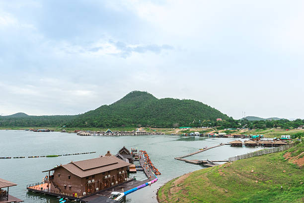красивая природа невидимый таиланд на плотине синакарин , kanjanaburi , таиланд - srinakarin стоковые фото и изображения