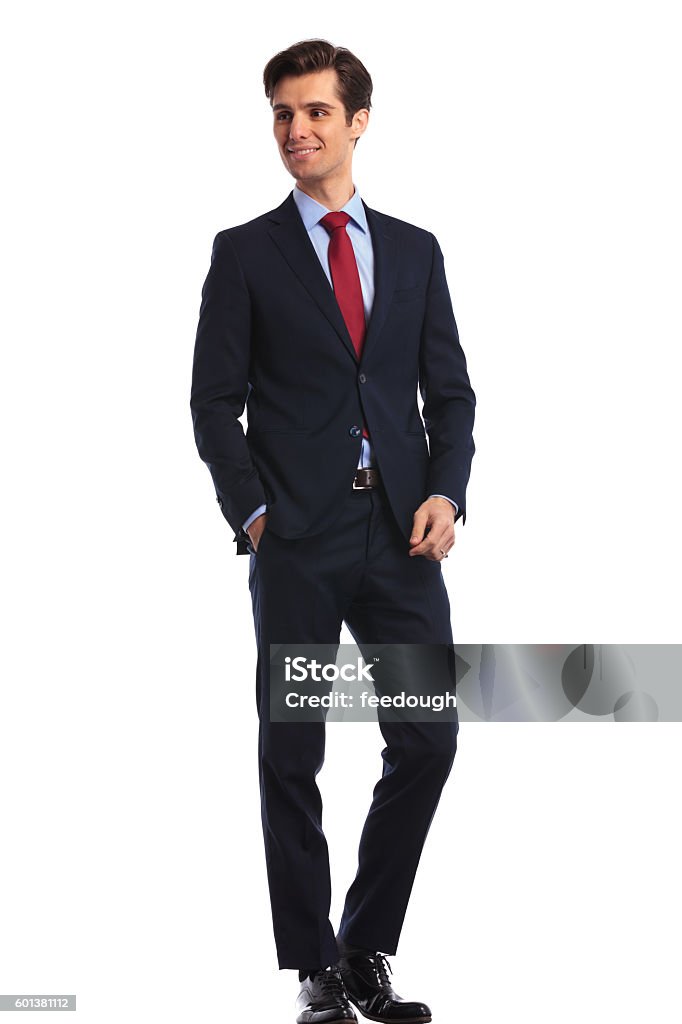 visão lateral de um homem de negócios sorridente olhando para longe - Foto de stock de Homem de negócios royalty-free