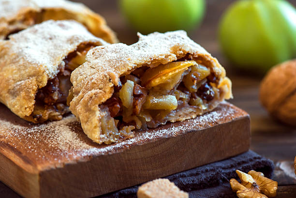 strudel aux pommes  - walnut bread photos et images de collection