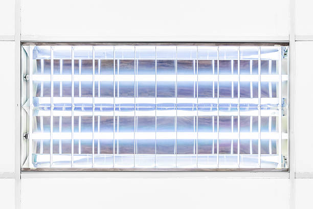 büro leuchtstoffröhren beleuchtung senkgehäuse fliesentextur - casing stock-fotos und bilder