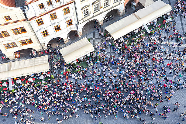 群衆の人々、旧市街広場、プラハ,チェコ共和国 - tourist day prague crowd ストックフォトと画像