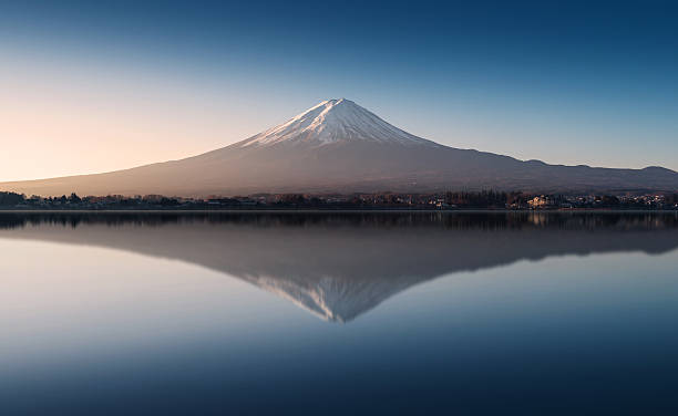 istock Mount Fuji in the morning with reflection on the lake 601393318