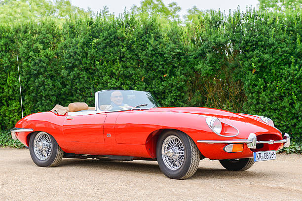 jaguar e-type roadster voiture de sport britannique classique - e type photos et images de collection