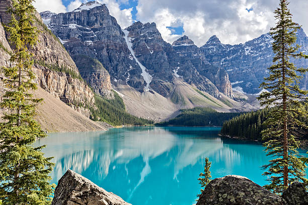 lago moraine nas montanhas rochosas, alberta, canadá - lake louise national park landscape forest - fotografias e filmes do acervo