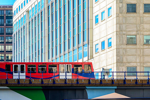 docklands light railway in canary wharf - docklands light railway imagens e fotografias de stock