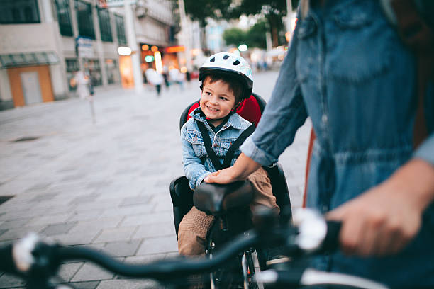 cycling the city with my mom - cycling bicycle women city life imagens e fotografias de stock