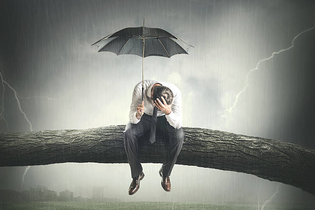 hombre desesperado llorando bajo la lluvia - cuenca fotografías e imágenes de stock