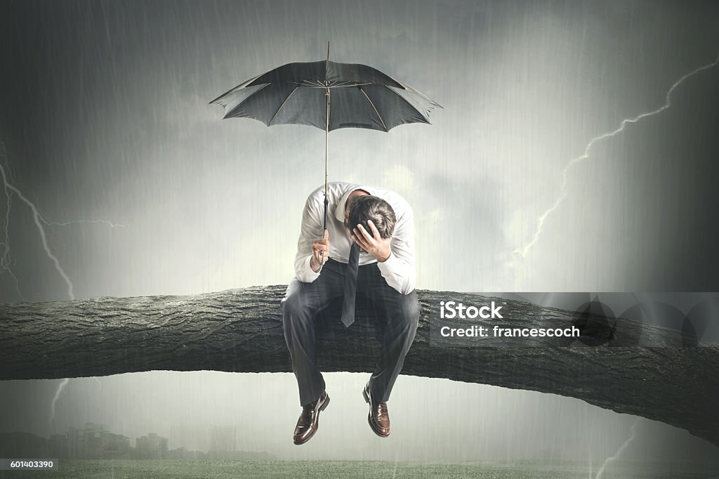 homme désespéré pleurant sous la pluie - Photo de Dépression libre de droits