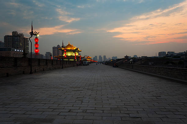 xi'an muralha da cidade - xian tower drum china - fotografias e filmes do acervo