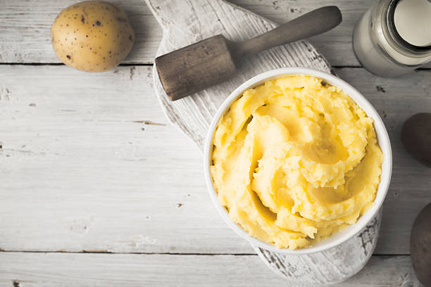 purê de batatas na tigela na mesa de madeira branca horizontal - puré de batata - fotografias e filmes do acervo