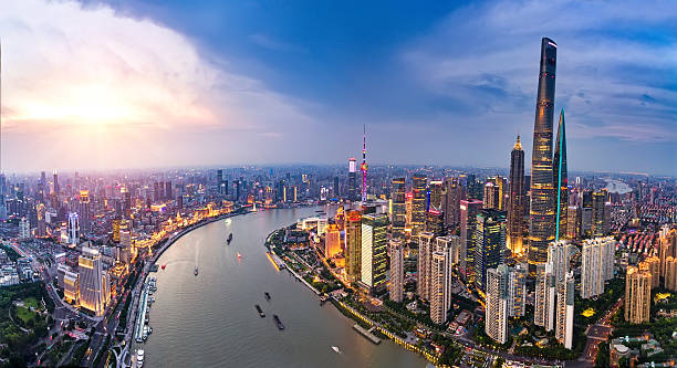 shanghai bund skyline panorama - rio huangpu imagens e fotografias de stock