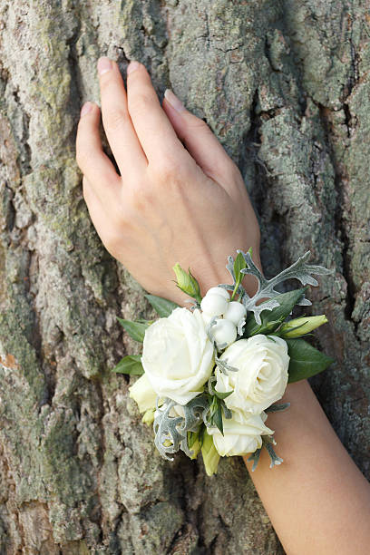 белый и зеленый корсаж запястья на руке - vertical single flower women teenager стоковые фото и изображения