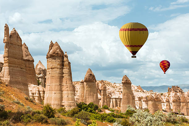 aria palloncini in amore cappadocia valley turchia - inflating balloon blowing air foto e immagini stock