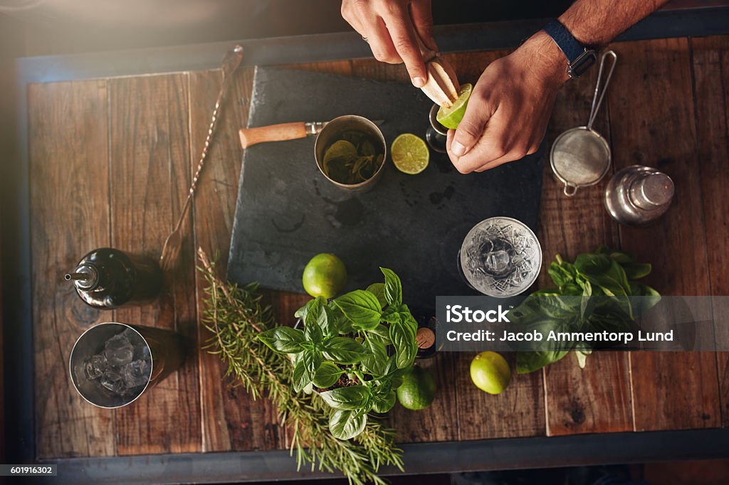 Bartender experimentiert mit der Herstellung neuer Cocktails - Lizenzfrei Cocktail Stock-Foto