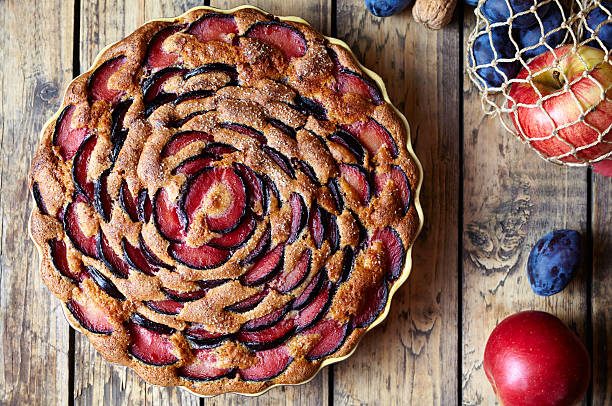 torta di prugne integrali zwetschgendatschi sul piatto di ceramica. stile rustico - red potato red organic cooking foto e immagini stock