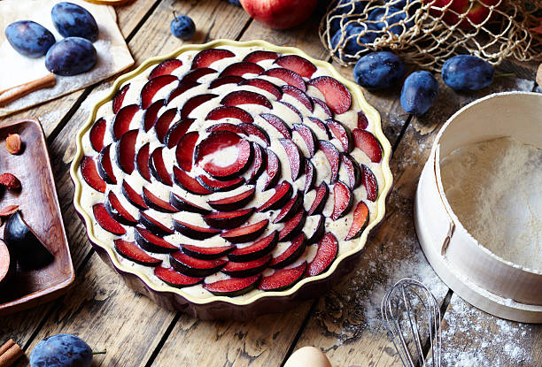 ingredienti per cuocere una torta di prugne fatta in casa zwetschgendatschi. stile rustico. - red potato red organic cooking foto e immagini stock